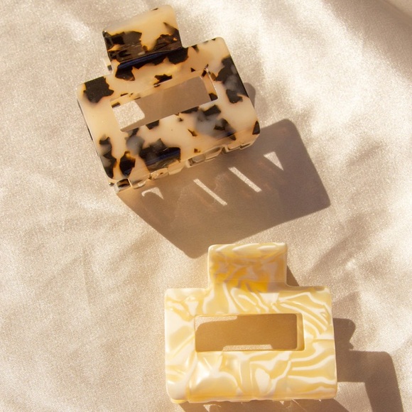 Acrylic Claw Clip Pearl or Tortoise Cheetah Hair Clip - Picture 4 of 12